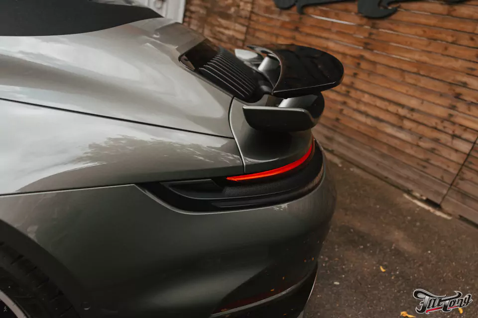 Забронировали Porsche 911 (992) Turbo S Cabriolet прозрачным глянцевым полиуретаном, защитили глянец в салоне, обработали кожу керамикой и обработали мягкую крышу